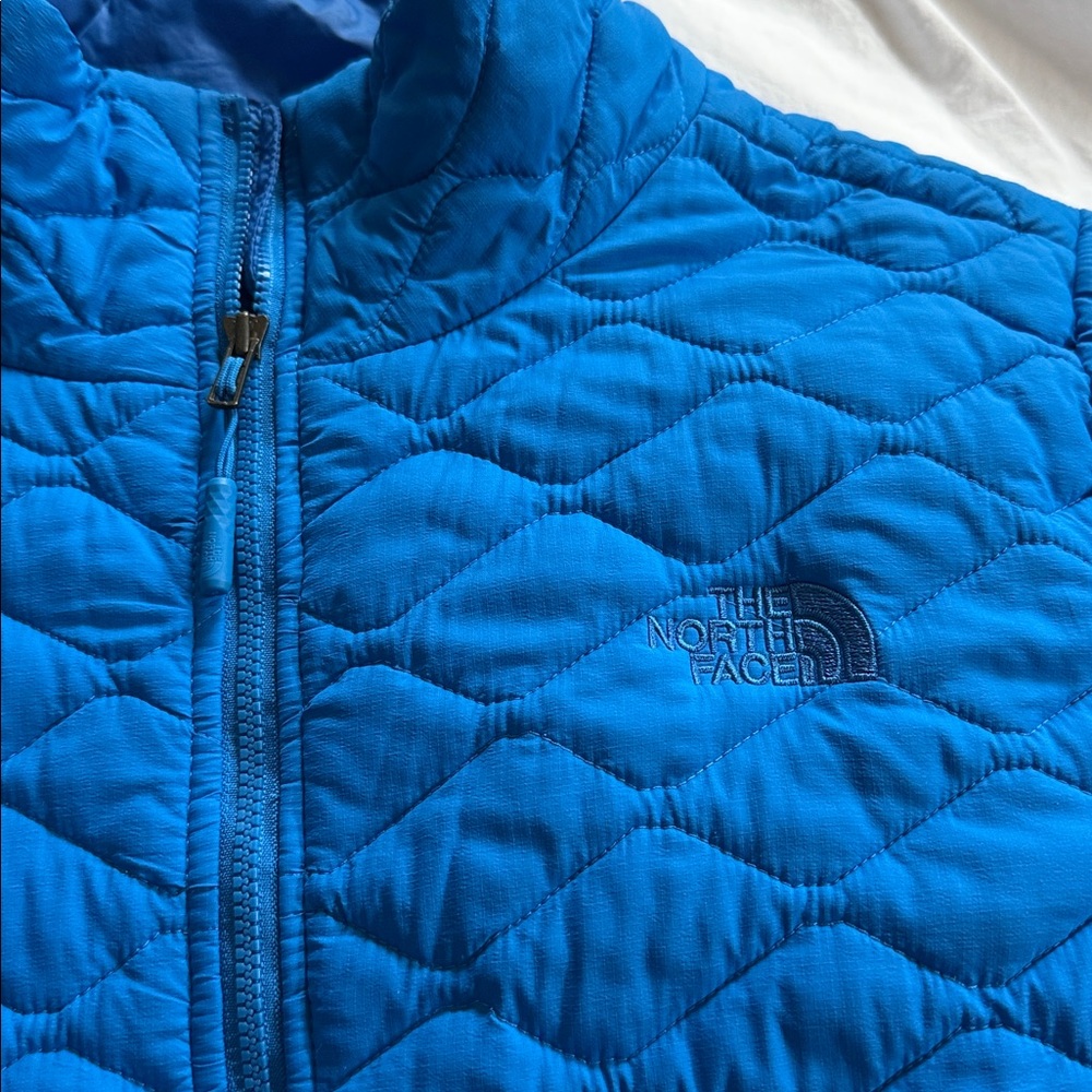 The North Face Women's Blue Puffer Jacket - Picture 2 of 5